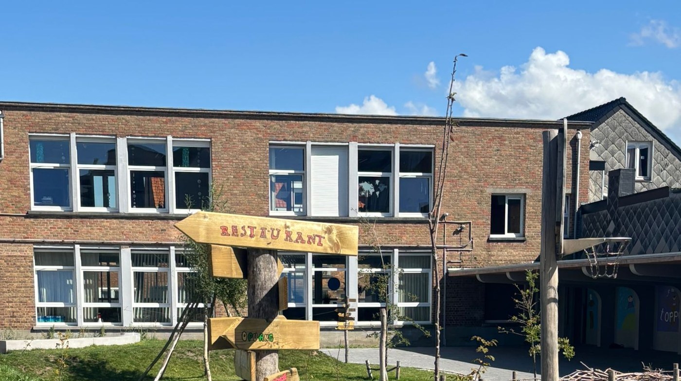 Schoolgebouw van De Zeeboon met de speelhoofden op het schoolplein
